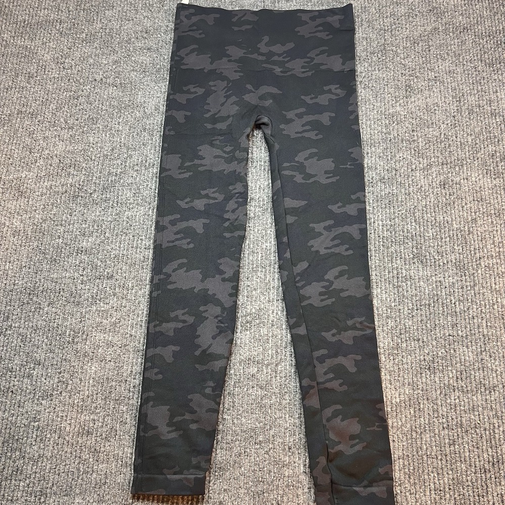 Spanx Look at Me Now Seamless Cropped Leggings Womens Large Black Camo Stretch - Picture 2 of 5